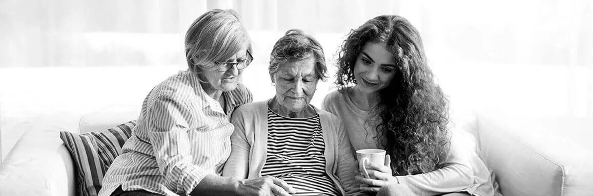 Mujer ayuda a familiar con Alzheimer.