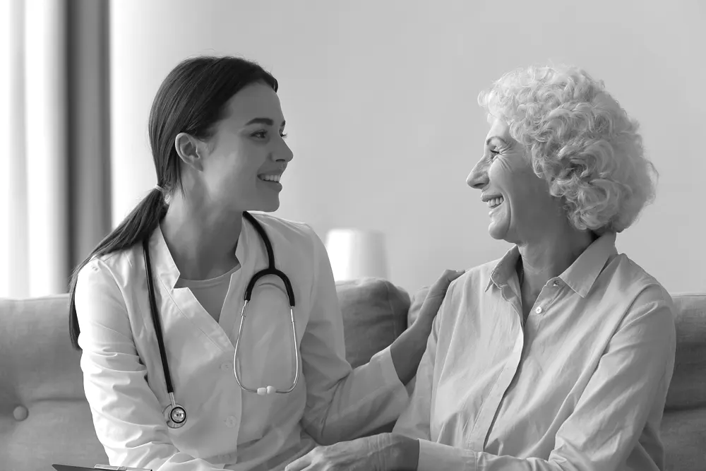 Una mujer mayor y su médico se sientan juntos para hablar sobre sus problemas de memoria